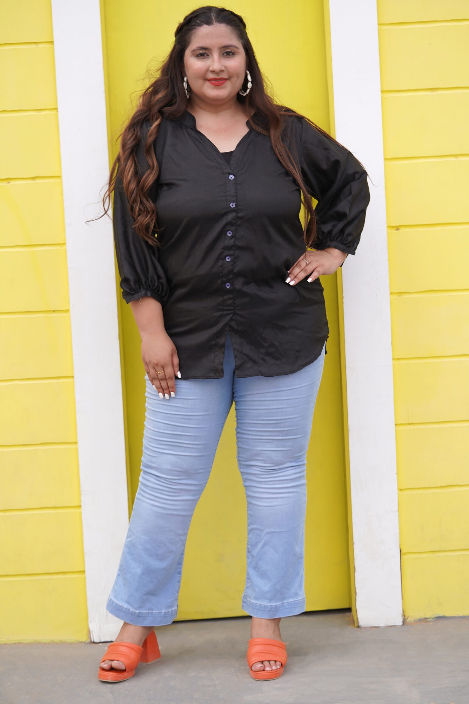 Black Shirt with Jeans Outfits For Women